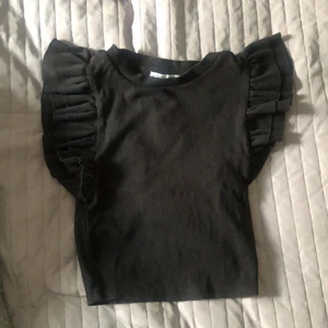 Topp - Jättefin topp från zara som tyvärr inte kommit till användning . Jättefint skick och använd 2/3 gånger 