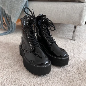 Lackade boots Happy Shoes - Dr Martens inspirerade boots från Happy Shoes. Helt nya. Storlek 38. Nypris 799 kr