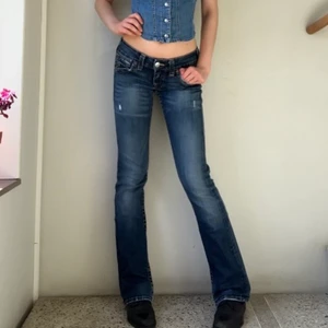 True religion bootcut jeans - Lite utsvängda lågmidjade jeans från True Religion💙 Innerbenslängd: 82 cm. Midjemått: 79 cm.