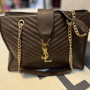 YSL väska  - Ej äkta! Ligger i garderoben bara.