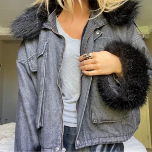 Söker!!! - Söker denna jeansjacka med fuskpäls, om någon har en sådan och kan tänka sig att sälja hör av er! 