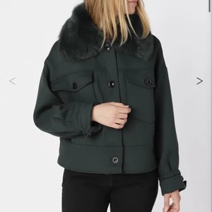 Meotine jacka - Säljer min älskade meotine jacka. Den är grön och är i storlek XS/S.  Passar mig som är brukar ha XS men även upp till M skulle jag säga.  Man kan också ta bort pälsen om man skulle vilja det.Skriv för fler bilder! Kan gå ner i pris vid snabb affär 