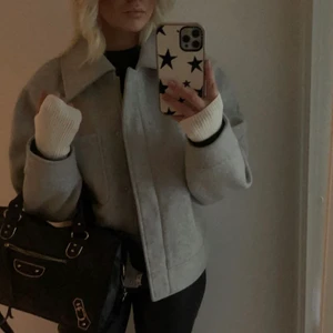 NA-KD jacka - Säljer min jacka från nakd inköpt förra hösten!🤍💗. Köpte på hemsidan för ca 700kr. Den är i fint tjockare filttyg och varmare än man kan tro! Skicket är bra men den är använd!  Den är storlek 38 och passar mig som har s/m vanligtvis😊