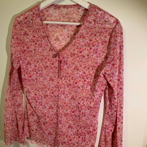 Meshtröja - Fin y2k-inspirerad tröja i mesh. Lite större i armarna. Motsvarar ca S/M. 