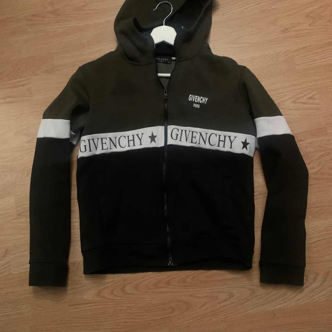 Gevenchy hoodie storlek M - 90