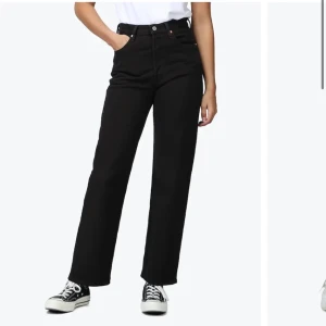 Levi’s jeans - Svarta Ribcage Straight Ankle Jeans från Levi’s i storlek w25 l30. Har blivit lite för korta på mig som är 162cm, nypris: 1349kr