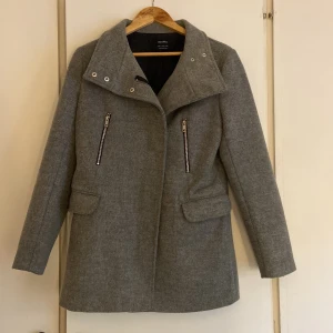 Kappa  - Grå kappa från Bershka. Använd kanske 4-5 gånger 