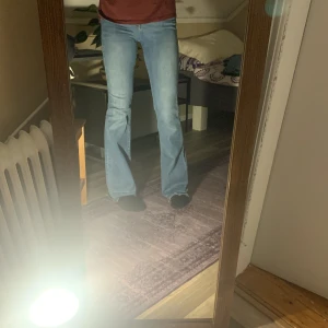 Jeans  - Säljer dessa jeans då jag inte trivs i dom.  Aldrig använda och är i jätte bra skick! Är 175 och dom är lite för långa, går alltid att sy upp dom nere vid fötterna! Storleken är 28 Köparen står för frakt! Betalas med Swish!