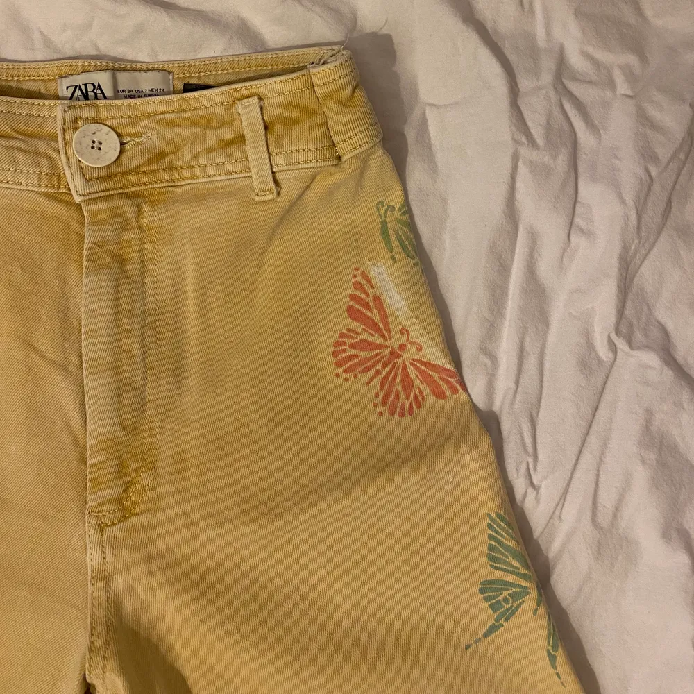 Gula wide leg jeans med målade fjärilar . Jeans & Byxor.