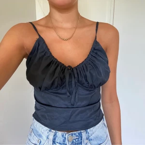 Festlinne - Första bilden är lånad!!! Köpte denna på plick för ett tag sedan men har ej kommit till användning alls.. den är mörkmörk blå nästan svart