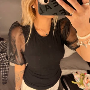 T-shirt med puffärmar  - En svart vanlig tröja med puffärmar. Köpt ifrån trend house. 