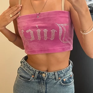 Juicy couture top - Säljer denna super fina top från juicy couture 💓 har bara använt den två gånger och är i super fint skick 💗