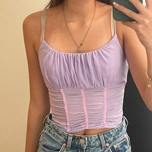 Säljer denna Urban outfitters Top 💓har aldrig använt den och är i super bra skick!