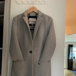 Grå kappa - Supernajs trendig grå kappa. Medellång. 