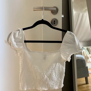 Vit topp - Vit topp, storlek S. Använd fåtal gånger så bra skick🤍🤍