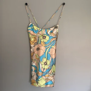 Zara klänning - Säljer denna fina klänningen då den var för liten vid brösten. Har ej använt den än! Kom privat för fler bilder vid intresse🥰