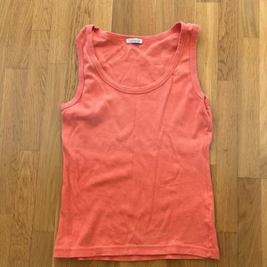 Linne i korall/rosa färg - Ett linne i korall/rosa färg från märket topshop. Syns att det är använt men fortfarande i bra skick. Köparen står för frakten 