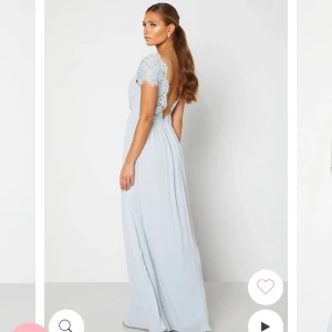 Blå Balklänning - Säljer denna superfina & ljuvliga ljusblåa balklänning som tyvärr inte kommer till användning längre.💙❄️🤍 Färg: Ljusblå Modellen heter: Camellia Chiffon Gown - Vacker V-ringning i ryggen - Dold dragkedja i ryggen - Spetsdetaljer - Strl: 38
