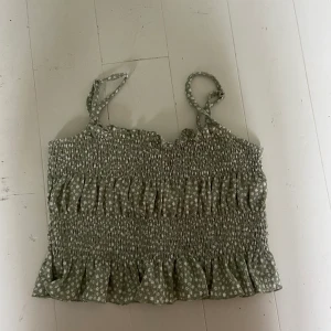 Söt topp - Helt oanvänd, funkar vid många tillfällen och är supersnygg😘❤️ det står att den är l men de är den absolut inte den sitter som en s, Dm för bild på