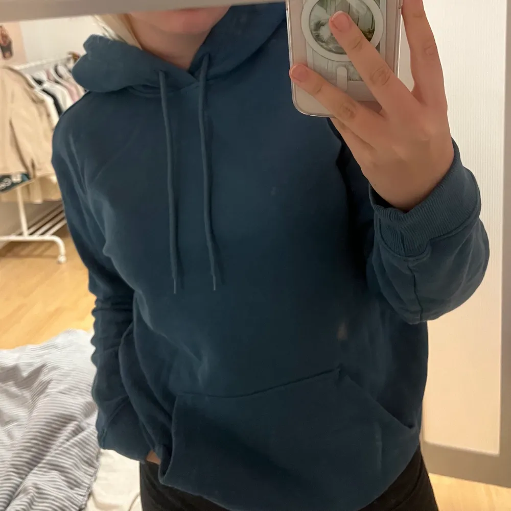 Tvärsnygg mörkblå/grön hoodie från H&M, köpt för ett par månader sen och inte använd. Det är den som bärs av Nick i serien Heartstopper. Frakt tillkommer och pris kan ändras vid snabb affär ❤️. Hoodies.