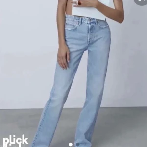 Jeans - (Lånade bilder)☺️ Säljer mina helt nya zara ljusblå jeans då dom är för små, dom är helt slut på hemsidan, inte använd några gånger förutom när jag testat dom, dom är mid rise och i strl 34💗 Nypris 345 kr säljes för 200 kr+frakt 