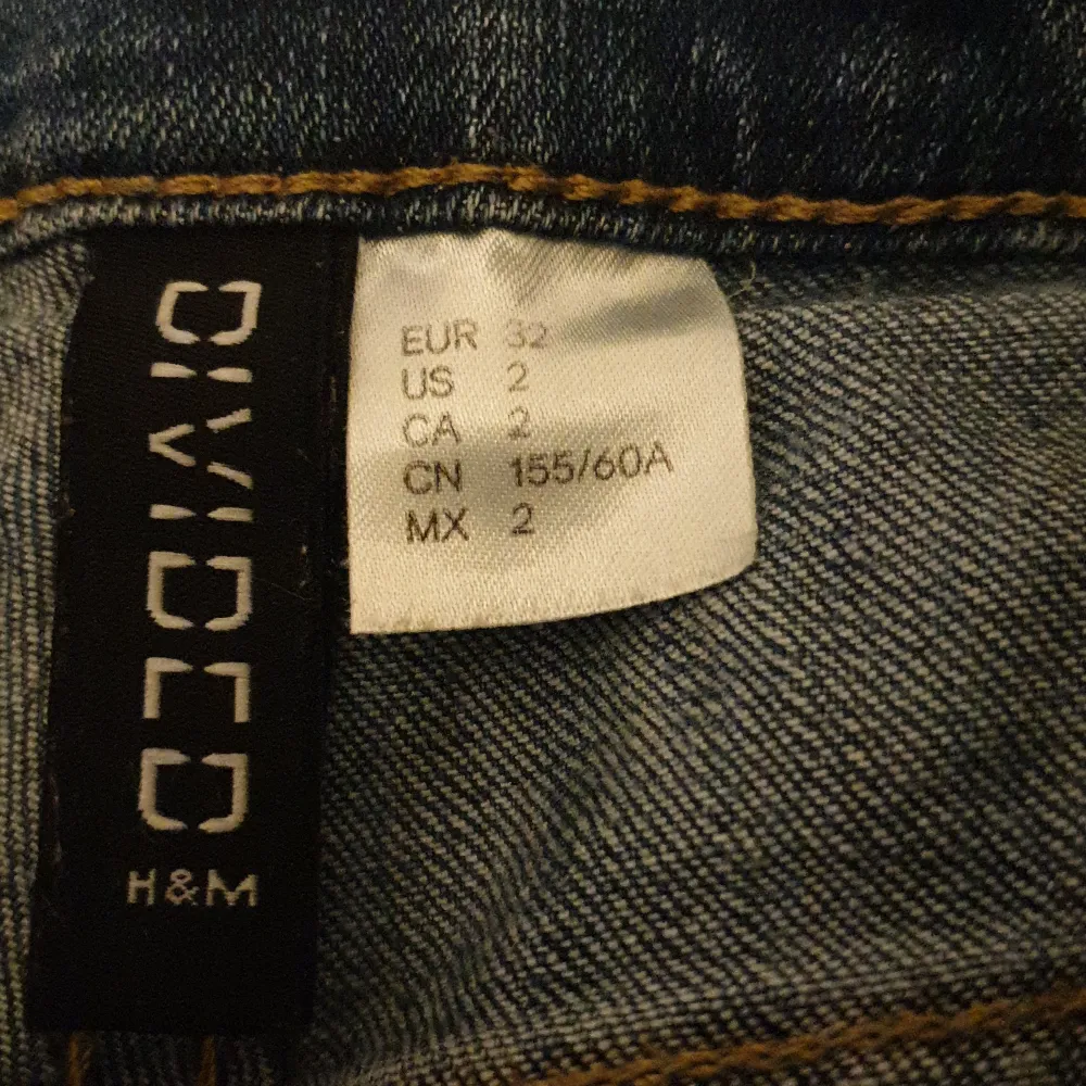 Håliga jeans,använda nåra få gånger.  !Tryck inte på köp nu förrän du har skrivit till mig! Frakt 49kr. Jeans & Byxor.