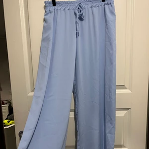 Byxa - Ljusblå byxor i One Size. Aldrig använda.