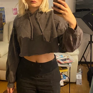 En hoodie som är croppad - En nyskick hoodie, har aldrig använt förutom att testat