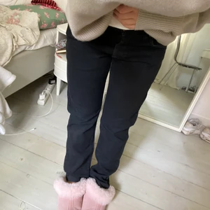 Snygga jeans - Snygga lågmidjade straight jeans från just cavalli 🖤 möts upp på Östermalm eller fraktar! 