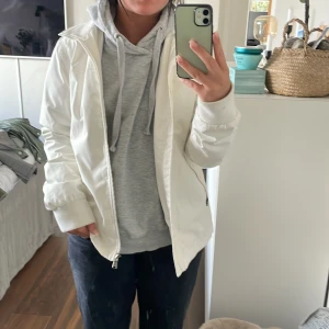 jacka - jätte snygg jacka från peak performance, vintage. Perfekt passform