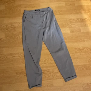 Grå kostym byxor  - Jättefina kostymbyxor! Använder inte längre för att det är för korta för mig som är 172cm