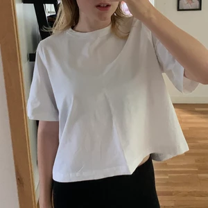 weekday vit tröja - croppad magtröja från weekday! aldrig använd och därmed i nyskick. skriv för frågor. 