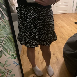 Svart omlottkjol med blommönster  - Svart kjol med blommönster i storlek S från shein. Använd ca 3 ggr, inga defekter.  Nypris 79 kr.  50kr+frakt💘                      (sista bilden är lånad) 