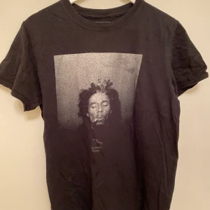 Bob marley t-shirt  - Vanlig svart t shirt med tryck på, passar till allt👍🏼 