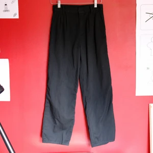 Svarta kostymbyxor - Ett par svarta kostymbyxor från märket UNIF! Har både bakfickor man kan stänga med knapp och sidofickor där fram. Använda några gånger och är i storlek 24 så typ XS 😁🌸