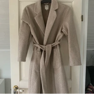Beige only kappa - Hej! Säljer denna fina kappa ifrån only. Använde ett få antal gånger i haltast men inte mer än så, den är som sagt alltså helt som ny. Skriv till mig för fler bilder/vid intresse 🙌🏼