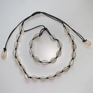 snäck halsband och armband - ENDAST HALSBANDET KVAR!! snäck halsband och ankel/armband. köpta i spanien. båda tillsammans 70kr, var för sig 40kr/styck. bra skick, knappt använda.  frakt ej inräknad. 