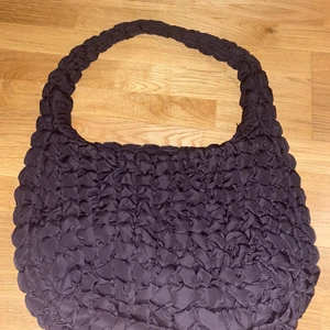 Cos quilted crossbody bag - Quilted crossbody från COS. Slutsåld vid varje drop. Grå för ca 1800 på grailed, använd en del men inga skador. Pris kan diskuteras vid snabb affär:)