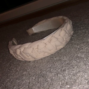 Diadem - Säljer 3 par diadem som är nya. Har andvänt 1 gång. Det första är beige andra är svart och tredje är blått grått. Säljer ett för 70 alla för 170