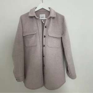 Beige Jacka Object  - Publicerar igen. Perfekt höstjacka som inte kommit till användning pga förliten. Inköpt förra hösten för 799kr. Priset är inkl frakt!🍂🍃😍Bilder på hur den sitter vid förfrågan🥳