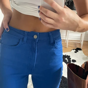 Blå jeans - Säljer dessa blå jeans då dom är för långa. Använda ca 2 gg