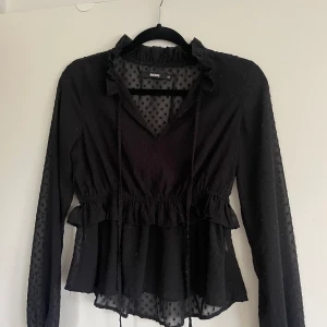 Finare blus - En jätte fin blus som passar perfekt till både fest men även till vardags. Köparen står för frakt! 💛