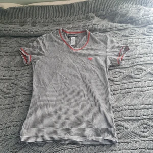 Emporio Armani tshirt - Säljern nu denna Emporio armani tröjan som är sjukt skön men tyvärr för liten. Den är aldrig använd och är som ny. Frakten tillkommer🥰