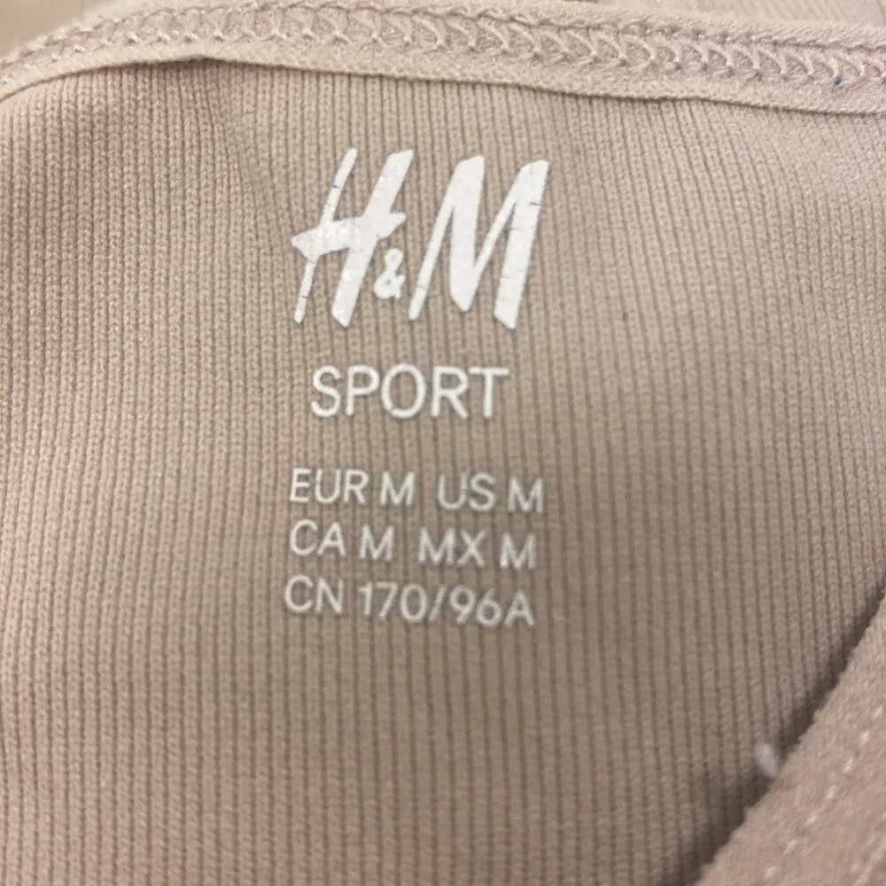 Två grå/beiga sporttoppar från H&M, nästan oanvända. 40kr+frakt. Nypris ca 200kr💕. Toppar.
