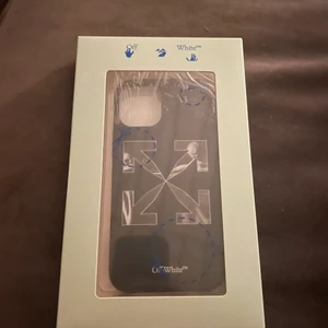 Offwhite iPhone 12 mini skal - Off white caravaggio mobilskal till en iPhone 12 mini. Köpte fel förut och så blev det försent o skicka tillbaks så jag försöker sälja den här istället. Obruten förpackning och självklart äkta. Köpt på Farfetch har kvittot kvar. 