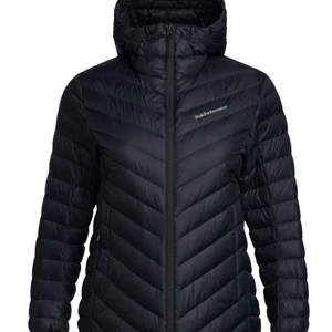 Peak performance jacka  - Säljer nu min svarta peak performance jacka! Fler bilder kan skickas privat och pris kan diskuteras 💕