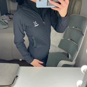 Haglöfsjacka dam - Haglöfsjacka, använd en gång, den passa inte mig. Svart med två yttre fickor och luva. Svår att hitta denna modellen i butik å på nätet.   LÄGGER UPP IGEN då köparen plötsligt å grade sig..