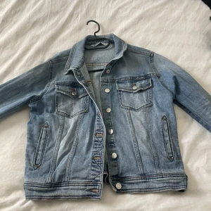 Jeans jacka, Zara - Jeans jacka från Zara, i mycket fint skick! Använd endast ett få tal gånger. Lite liten i storlek så skulle passa s/m. 