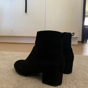 Boots med mockaimitation🍂 - Ett par svarta boots med mockaimitation och lagom hög klack. Fungerar utmärkt till både vardag och festligheter. Använda några gånger men skorna är i bra skick!  