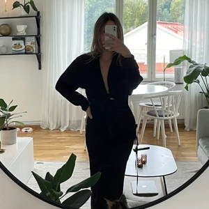 Klänning från NA-KD - Klänning från NA-KD i storlek 34, endast använd en gång. Fint silkesliknande material. Nypris 799 kr och säljer för 200 kr. 